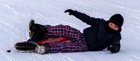 Christian de Dinamarca tirado en la nieve en Suiza