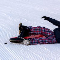 Christian de Dinamarca tirado en la nieve en Suiza