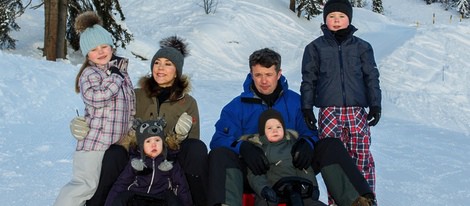 Los Príncipes Federico y Mary de Dinamarca con sus hijos en Suiza