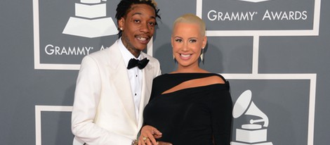 Amber Rose y su novio Wiz Khalifa en la alfombra roja de los Grammy 2013