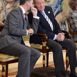 El Rey y el Príncipe bromean en la audiencia a la Selección Nacional de Balonmano