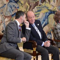 El Rey y el Príncipe bromean en la audiencia a la Selección Nacional de Balonmano