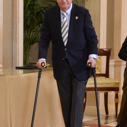 El Rey Juan Carlos con muletas en la audiencia a la Selección Nacional de Balonmano