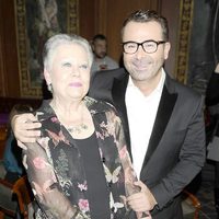 Jorge Javier Vázquez con su madre en la entrega del Libro de Oro por 'La vida iba en serio'