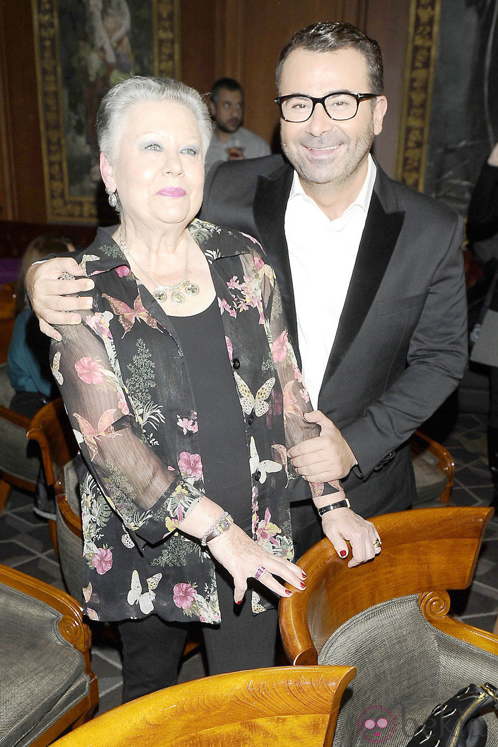 Jorge Javier Vázquez con su madre en la entrega del Libro de Oro por 'La vida iba en serio'