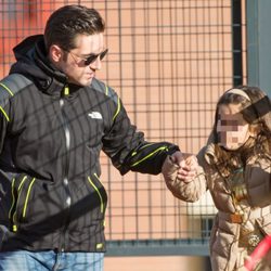 David Bustamante con su hija Daniella tras recogerla en el colegio