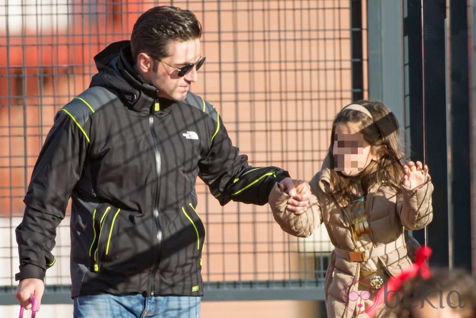 David Bustamante con su hija Daniella tras recogerla en el colegio