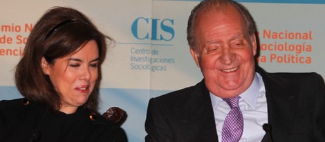 Soraya Sáenz de Santamaría y el Rey ríen en la entrega del Premio Nacional de Sociología y Ciencia Política 2012