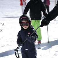 Enrique de Dinamarca esquiando en Suiza