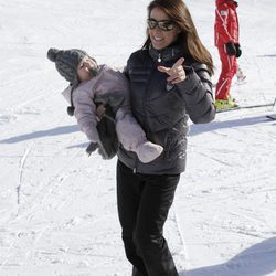 Marie de Dinamarca con la Princesa Athena en Suiza