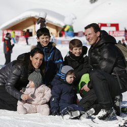 Joaquín y Marie de Dinamarca con sus cuatro hijos en Suiza