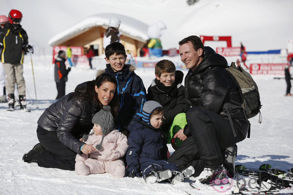 Joaquín y Marie de Dinamarca con sus cuatro hijos en Suiza