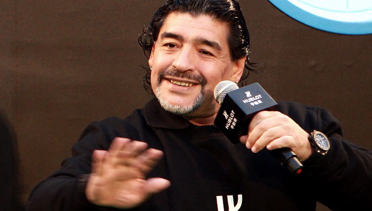 Maradona hablando durante un acto deportivo