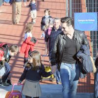 David Bustamante con su hija Daniella a la salida del colegio