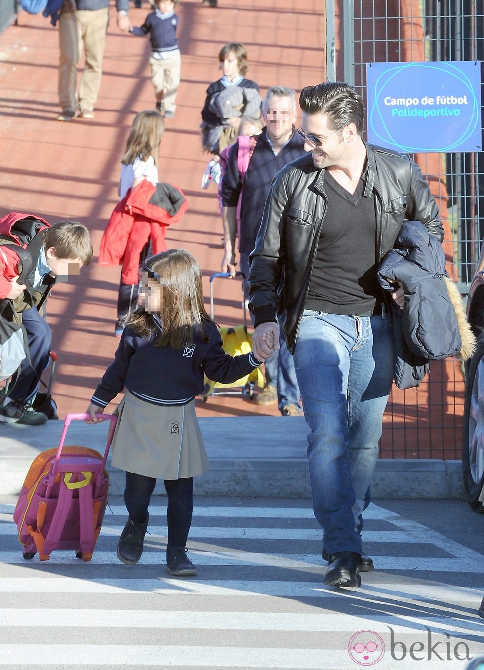 David Bustamante con su hija Daniella a la salida del colegio