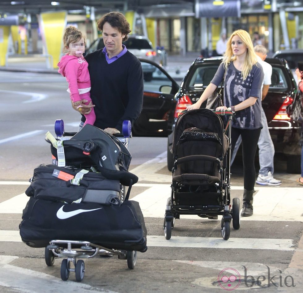 Carlos Moyá y Carolina Cerezuela con sus hijos y su equipaje en Miami