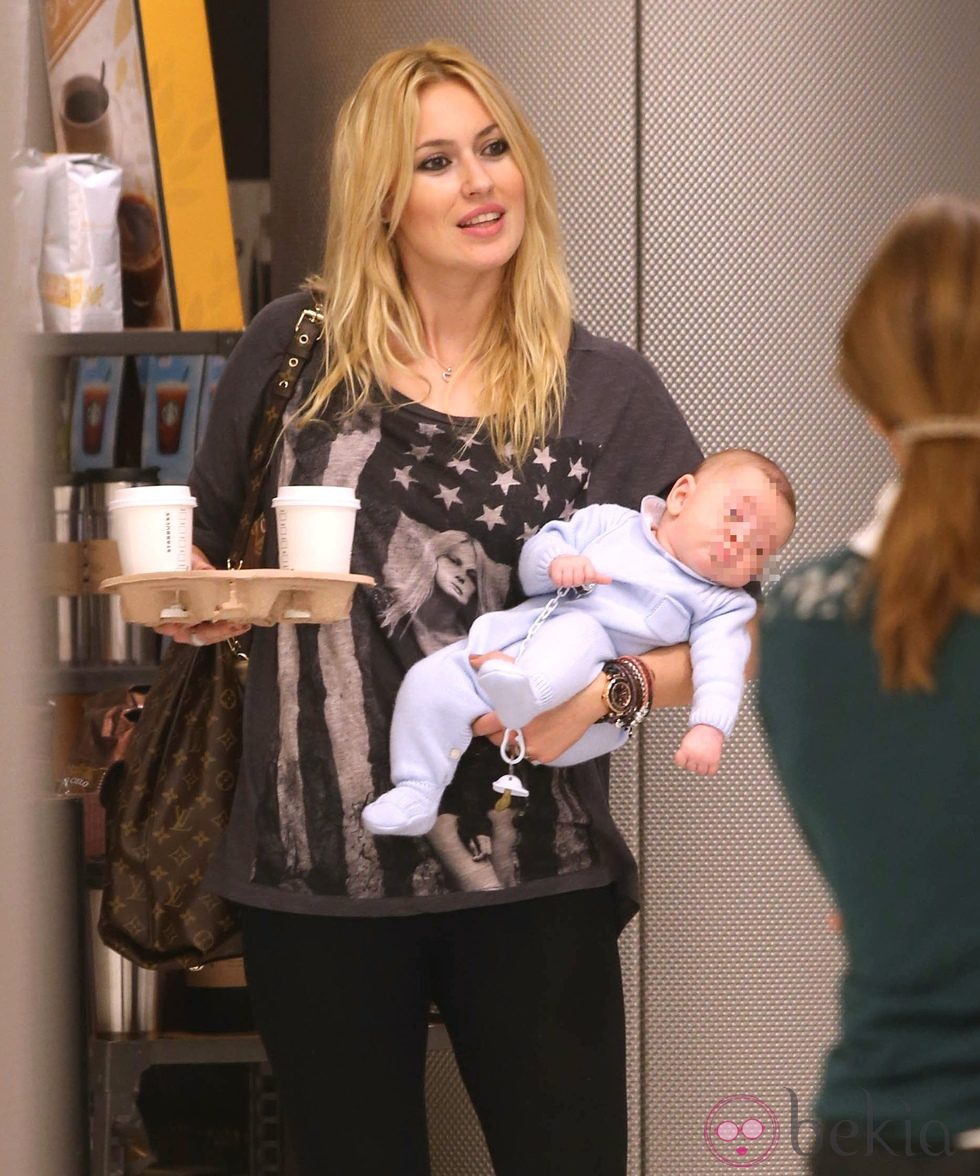 Carolina Cerezuela con su hijo Carlos en brazos en el aeropuerto