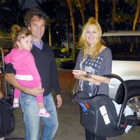 Carlos Moyá y Carolina Cerezuela con sus hijos