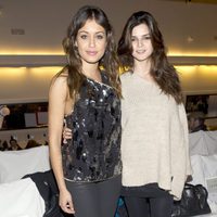 Hiba Abouk y Clara Lago en el desfile de Antonio García