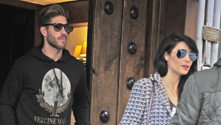 Pilar Rubio y Sergio Ramos saliendo de un restaurante