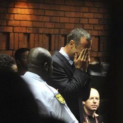 Oscar Pistorius llorando tras conocer que será juzgado por asesinato