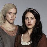 Jessica Brown-Findlay y Lena Dörrie de la miniserie 'El Laberinto'