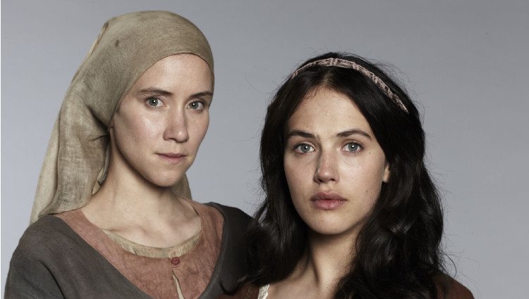 Jessica Brown-Findlay y Lena Dörrie de la miniserie 'El Laberinto'