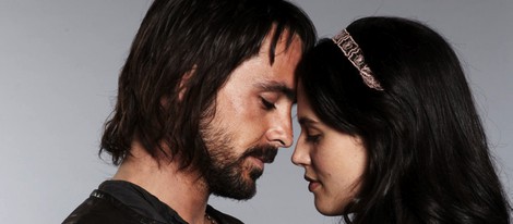 Jessica Brown-Findlay Y Emun Elliot en la miniserie 'El Laberinto'