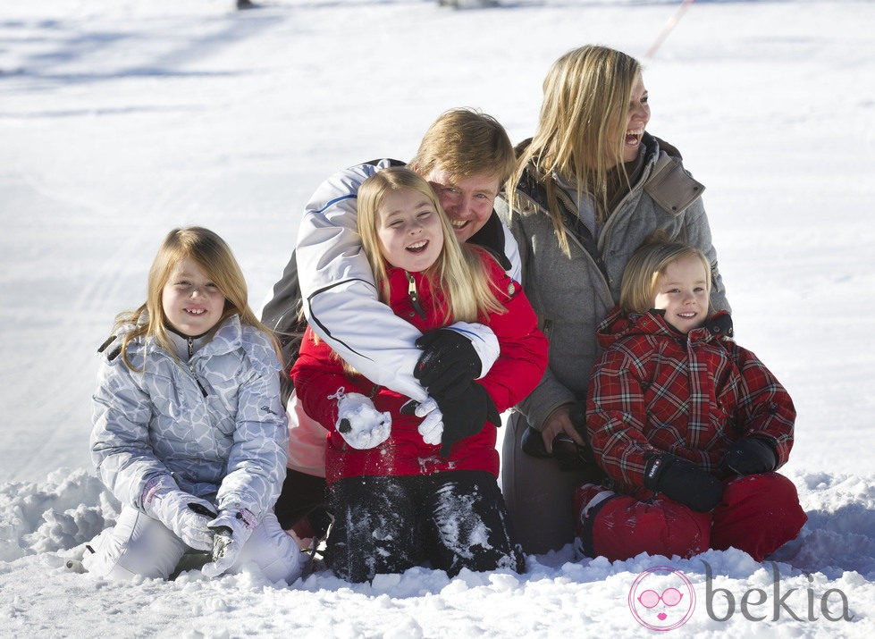 Guillermo y Máxima de Holanda y sus hijas juegan con la nieve en Austria