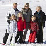 La Reina Beatriz con Guillermo y Máxima de Holanda y sus hijas en Austria