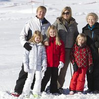 La Reina Beatriz con Guillermo y Máxima de Holanda y sus hijas en Austria