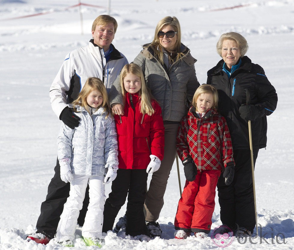 La Reina Beatriz con Guillermo y Máxima de Holanda y sus hijas en Austria