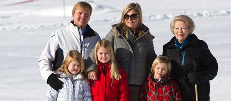 La Reina Beatriz con Guillermo y Máxima de Holanda y sus hijas en Austria