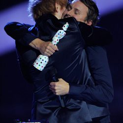 Ed Sheeran abraza a Ben Howard tras entregarle un Brit Awards 2013.