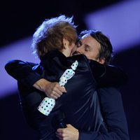 Ed Sheeran abraza a Ben Howard tras entregarle un Brit Awards 2013.