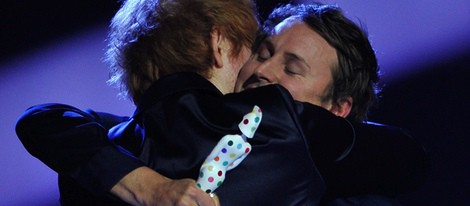 Ed Sheeran abraza a Ben Howard tras entregarle un Brit Awards 2013.