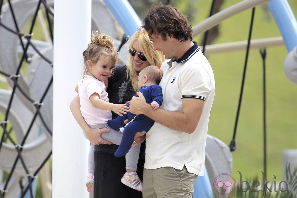 Carlos Moyá y Carolina Cerezuela con sus hijos Carla y Carlos en un parque de Miami