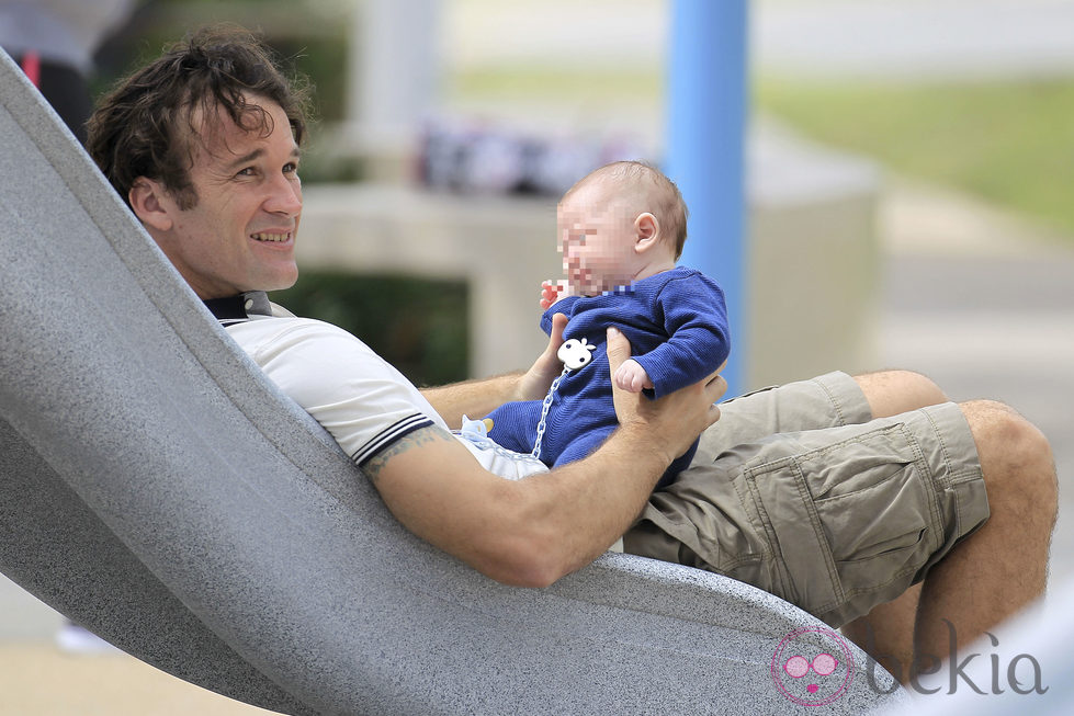 Carlos Moyá con su hijo Carlos en un parque de Miami