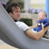 Carlos Moyá con su hijo Carlos en un parque de Miami