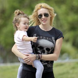 Carolina Cerezuela con su hija Carla en un parque de Miami