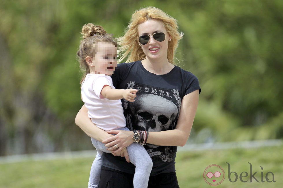 Carolina Cerezuela con su hija Carla en un parque de Miami