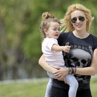 Carolina Cerezuela con su hija Carla en un parque de Miami