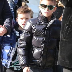 Romeo y Cruz Beckham haciendo turismo por París