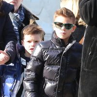 Romeo y Cruz Beckham haciendo turismo por París