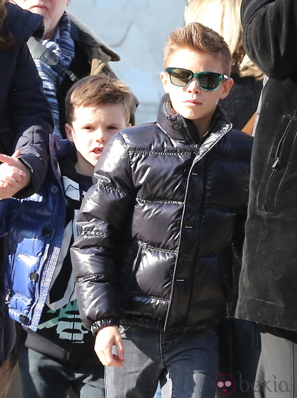 Romeo y Cruz Beckham haciendo turismo por París