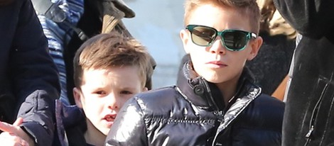 Romeo y Cruz Beckham haciendo turismo por París