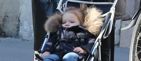 Harper Seven dando un paseo por las calles de París junto a su niñera