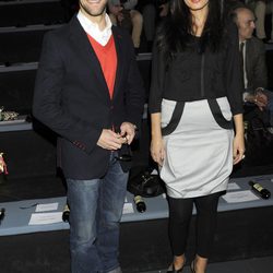 Gonzalo Miró y María Reyes en el desfile de Amaya Arzuaga en Madrid Fashion Week otoño/invierno 2013/2014