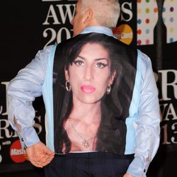 El padre de Amy Winehouse con una camiseta de su hija en la alfombra roja de los Brit Awards 2013