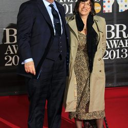 Los padres de Amy Winehouse en la alfombra roja de los Brit Awards 2013